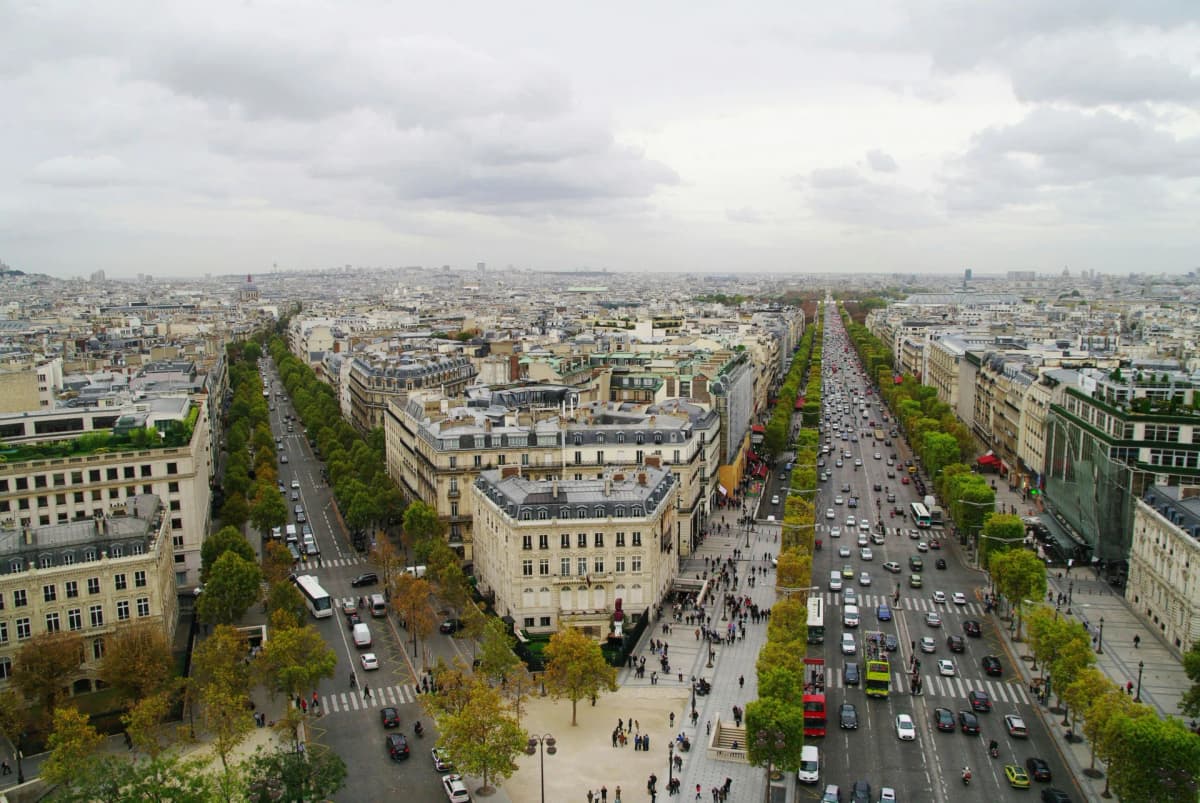 A private 4-hour sightseeing car tour with a visit to the Basilica of the Sacred Heart and the Place du Tertre in Montmartre