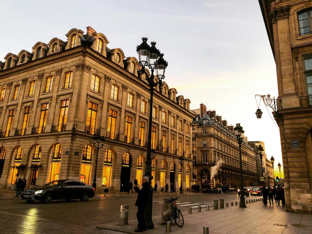A private 4-hour sightseeing car tour with a visit to the Basilica of the Sacred Heart and the Place du Tertre in Montmartre