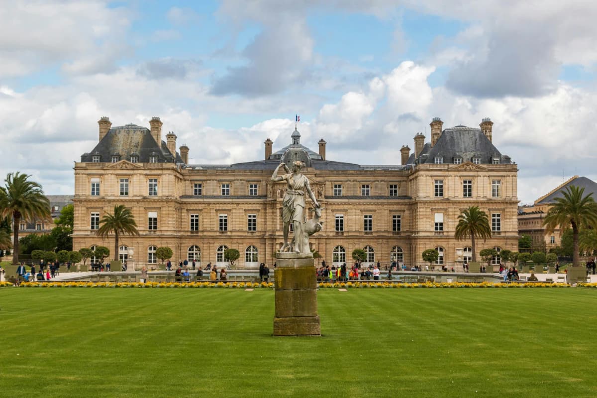 A private 4-hour sightseeing car tour with a visit to the Basilica of the Sacred Heart and the Place du Tertre in Montmartre