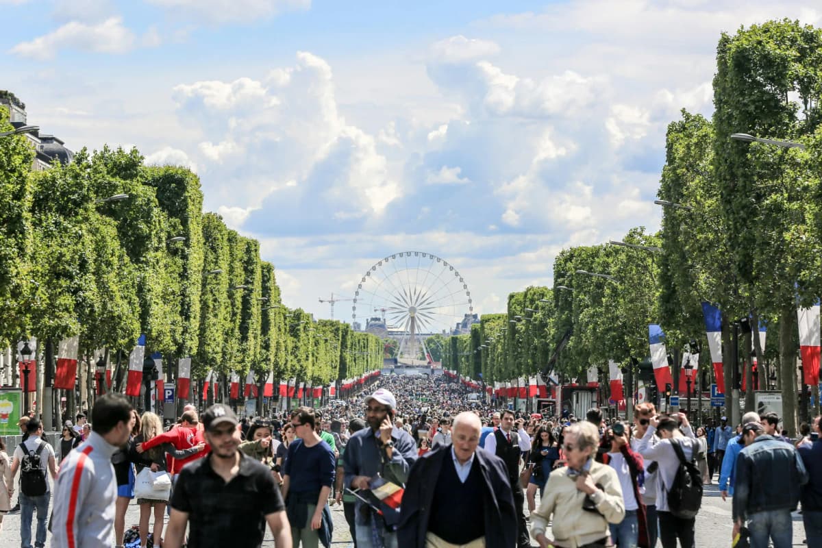 A private 4-hour sightseeing car tour with a visit to the Basilica of the Sacred Heart and the Place du Tertre in Montmartre