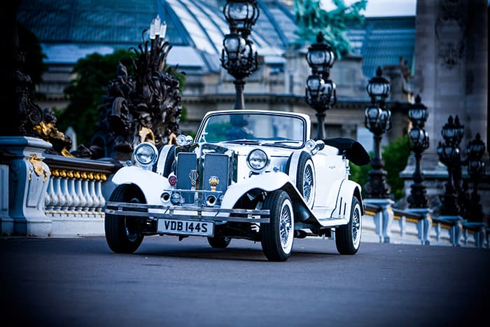 Romantic Paris for her: vintage car and Seine cruise